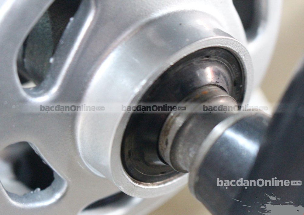 Thắt chặt ốc vặn để đảm bảo bánh xe được giữ chắc chắn và không lỏng lẻo.