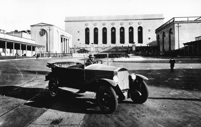 Năm 1926, AB Volvo, một công ty con của SKF, sản xuất loạt thử nghiệm 10 xe ô tô