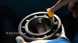 Vai trò của mỡ bò bôi trơn bạc đạn SKF? Lưu ý bôi trơn đúng cách